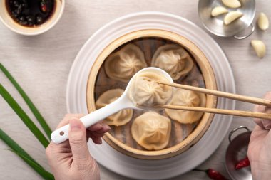 Tayvan 'da Xiao long bao xiaolongbao adında haşlanmış domuz çorbası yiyen ünlü gurme..