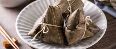 Zongzi. Geleneksel Çin Duanwu Ejder Teknesi Festivali için pirinç köftesi tasarımı konseptini kapatın..