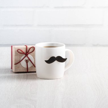 Babalar Günü tasarım konsepti. Babacığın komik fikri için bir fincan kahve ve hediye kutusunu kapat..