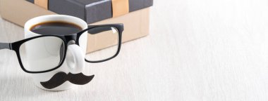 Babalar Günü tasarım konsepti. Babacığın komik fikri için bir fincan kahve ve hediye kutusunu kapat..