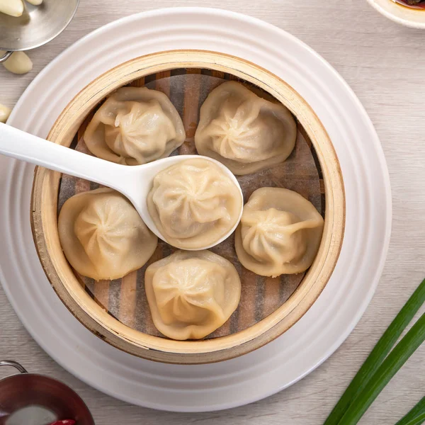 Het Eten Van Gestoomde Varkenssoep Dumplings Genaamd Xiao Lange Bao — Stockfoto