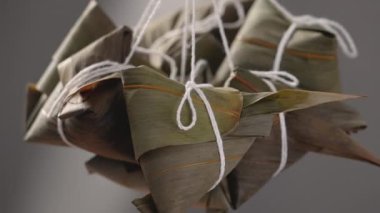 Zongzi yemeği yapmak - Duanwu Ejder Teknesi Festivali için evde Çin pirinçli börek hazırlamak ve paketlemek, yaşam tarzı.