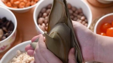 Zongzi yemeği yapmak - Duanwu Ejder Teknesi Festivali için evde Çin pirinçli börek hazırlamak ve paketlemek, yaşam tarzı.