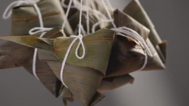Zongzi yemeği yapmak - Duanwu Ejder Teknesi Festivali için evde Çin pirinçli börek hazırlamak ve paketlemek, yaşam tarzı.