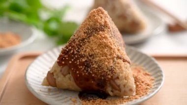 Sebze zongzi. Geleneksel Çin Duanwu Ejder Teknesi Festivali için vejetaryen pirinç köftesi. Pilav, fıstık ve kişniş..