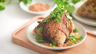 Sebze zongzi. Geleneksel Çin Duanwu Ejder Teknesi Festivali için vejetaryen pirinç köftesi. Pilav, fıstık ve kişniş..
