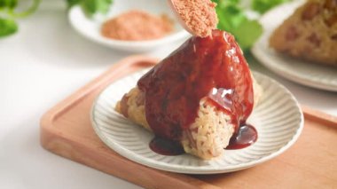 Sebze zongzi. Geleneksel Çin Duanwu Ejder Teknesi Festivali için vejetaryen pirinç köftesi. Pilav, fıstık ve kişniş..