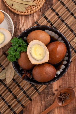 Lezzetli geleneksel Tayvan çay yumurtaları ahşap masa arkasında bir kasede..