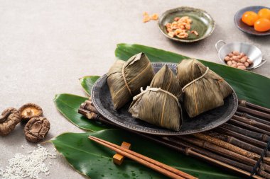 Zongzi. Geleneksel Çin Duanwu Ejder Teknesi Festivali için pirinç köftesi tasarımı konseptini kapatın..