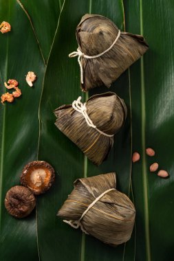 Zongzi, geleneksel Çin Duanwu Ejder Teknesi Festivali için pirinç köftesi..