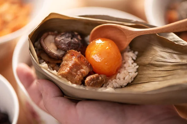 Zongzi yemeği yapmak - Duanwu Ejder Teknesi Festivali için evde Çin pirinçli börek hazırlamak ve paketlemek, yaşam tarzı.