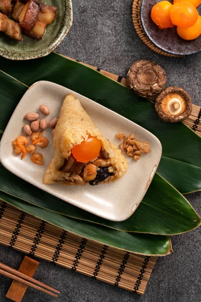 Zongzi, Çin geleneksel Ejderha Tekne Festivali (Duanwu Festivali) için pirinç köftesi..