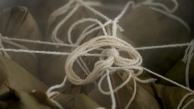 Zongzi yemeği pişirmek - Duanwu Ejder Teknesi Festivali için evde Çin pirinçli börek hazırlamak ve pişirmek, yaşam tarzı.