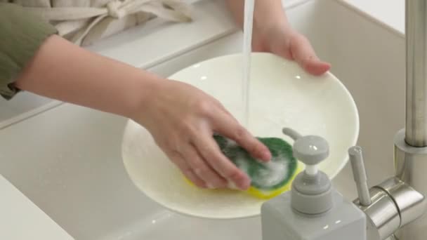 Primer Plano Mujer Ama Casa Está Lavando Los Platos Cocina — Vídeos de Stock