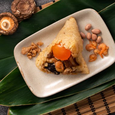 Zongzi, Çin geleneksel Ejderha Tekne Festivali (Duanwu Festivali) için pirinç köftesi..