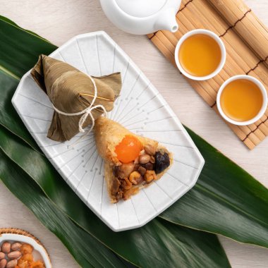 Zongzi. Çin geleneksel Ejderha Tekne Festivali (Duanwu Festivali) için pirinç köftesi..