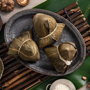 Zongzi, geleneksel Çin Duanwu Ejder Teknesi Festivali için pirinç köftesi..