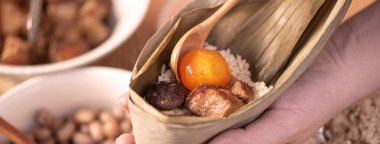 Zongzi yemeği yapmak - Duanwu Ejder Teknesi Festivali için evde Çin pirinçli börek hazırlamak ve paketlemek, yaşam tarzı.
