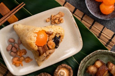 Zongzi, Çin geleneksel Ejderha Tekne Festivali (Duanwu Festivali) için pirinç köftesi..