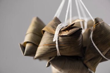 Zongzi yemeği yapmak - Duanwu Ejder Teknesi Festivali için evde Çin pirinçli börek paketlemek, yaşam tarzı.