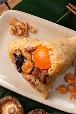 Zongzi, Çin geleneksel Ejderha Tekne Festivali (Duanwu Festivali) için pirinç köftesi..