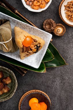 Zongzi, Çin geleneksel Ejderha Tekne Festivali (Duanwu Festivali) için pirinç köftesi..