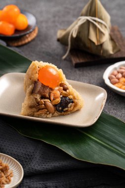 Zongzi, Çin geleneksel Ejderha Tekne Festivali (Duanwu Festivali) için pirinç köftesi..