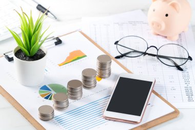 Hesap makinesi, tasarruf ve ev finansmanı hesaplama ile yıllık özet analiz raporunun tasarım kavramı.