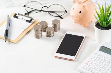 Hesap makinesi, tasarruf ve ev finansmanı hesaplama ile yıllık özet analiz raporunun tasarım kavramı.