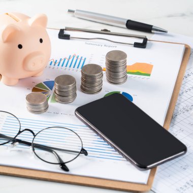 Hesap makinesi, tasarruf ve ev finansmanı hesaplama ile yıllık özet analiz raporunun tasarım kavramı.