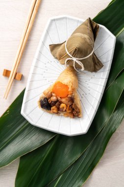 Zongzi. Çin geleneksel Ejderha Tekne Festivali (Duanwu Festivali) için pirinç köftesi..