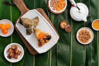 Zongzi. Çin geleneksel Ejderha Tekne Festivali (Duanwu Festivali) için pirinç köftesi..