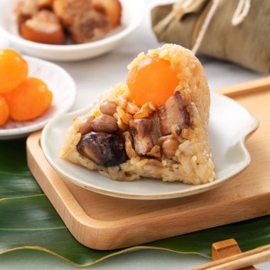 Zongzi. Çin geleneksel Ejderha Tekne Festivali (Duanwu Festivali) için pirinç köftesi..