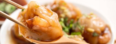 Bawan (Ba Wan), Tayvan köftesi lezzeti, lezzetli sokak yemekleri, domuz eti ve karides ile sarılmış nişasta şeklinde hamur tatlısı ve kalın soya sosu..