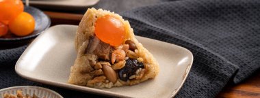 Zongzi, Çin geleneksel Ejderha Tekne Festivali (Duanwu Festivali) için pirinç köftesi..