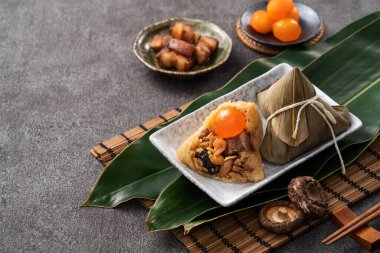 Zongzi, Çin geleneksel Ejderha Tekne Festivali (Duanwu Festivali) için pirinç köftesi..