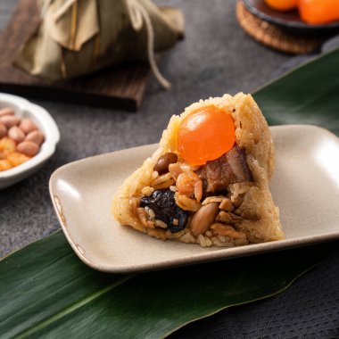 Zongzi, Çin geleneksel Ejderha Tekne Festivali (Duanwu Festivali) için pirinç köftesi..