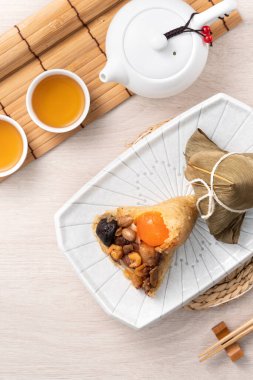 Zongzi. Çin geleneksel Ejderha Tekne Festivali (Duanwu Festivali) için pirinç köftesi..