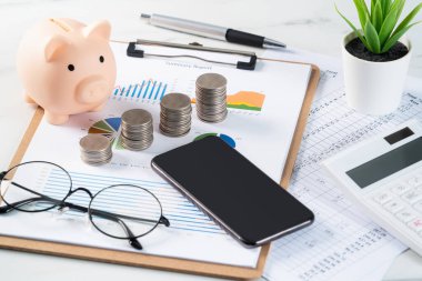 Hesap makinesi, tasarruf ve ev finansmanı hesaplama ile yıllık özet analiz raporunun tasarım kavramı.