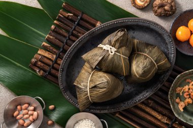 Zongzi, geleneksel Çin Duanwu Ejder Teknesi Festivali için pirinç köftesi..