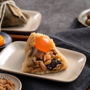 Zongzi, Çin geleneksel Ejderha Tekne Festivali (Duanwu Festivali) için pirinç köftesi..