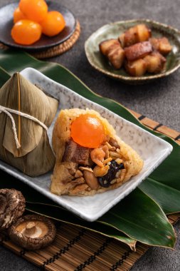 Zongzi, Çin geleneksel Ejderha Tekne Festivali (Duanwu Festivali) için pirinç köftesi..