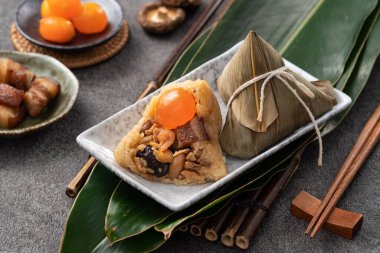 Zongzi, Çin geleneksel Ejderha Tekne Festivali (Duanwu Festivali) için pirinç köftesi..