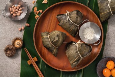 Zongzi, geleneksel Çin Duanwu Ejder Teknesi Festivali için pirinç köftesi..