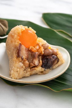 Zongzi, geleneksel Çin Ejderha Tekne Festivali (Duanwu Festivali) için pirinç köftesi parlak mermer masa arkaplanında malzeme ile.