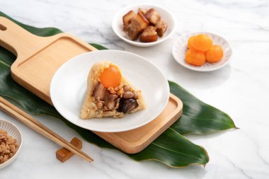 Zongzi, geleneksel Çin Ejderha Tekne Festivali (Duanwu Festivali) için pirinç köftesi parlak mermer masa arkaplanında malzeme ile.