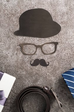 Babalar Günü arka plan tasarımı konsepti. Gri masa arkaplanında hediye kutusu olan kağıt dekorasyonu fikirlerinin üst görünümü.