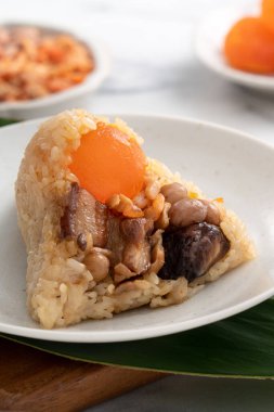Zongzi, geleneksel Çin Ejderha Tekne Festivali (Duanwu Festivali) için pirinç köftesi parlak mermer masa arkaplanında malzeme ile.