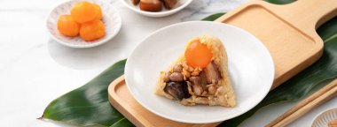 Zongzi, geleneksel Çin Ejderha Tekne Festivali (Duanwu Festivali) için pirinç köftesi parlak mermer masa arkaplanında malzeme ile.