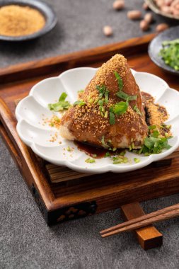 Sebze zongzi. Geleneksel Çin Duanwu Ejder Teknesi Festivali için vejetaryen pirinç köftesi. Pilav, fıstık ve kişniş..